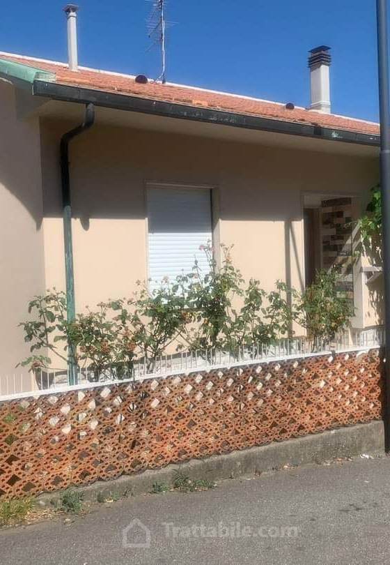 casa unifamiliare con piccolo giardino , in un grazioso paese nella campagna tra Pisa e Siena
