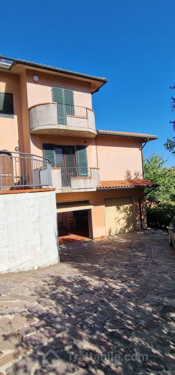 Prestigiosa Villa ad Arcidosso: 250 mq, 4 matrimoniali, 4 bagni, ampio giardino, garage, privacy