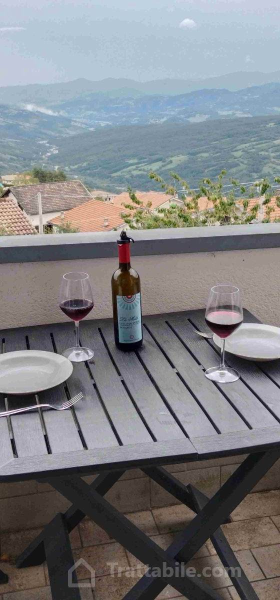 Bilocale panoramico con garage e vista Val Ceno – arredato, pronto da abitare – Bore (PR)