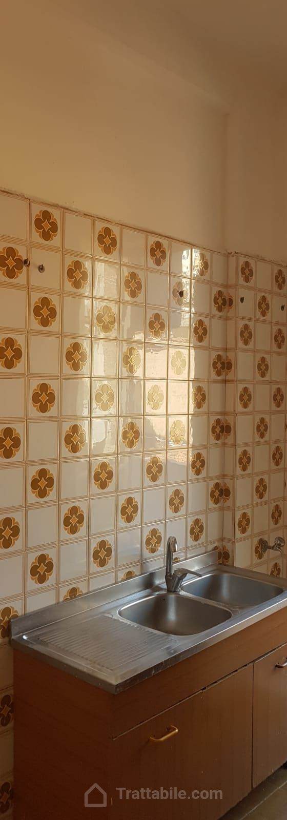 Trilocale luminoso da ristrutturare zona Oreto - Perez