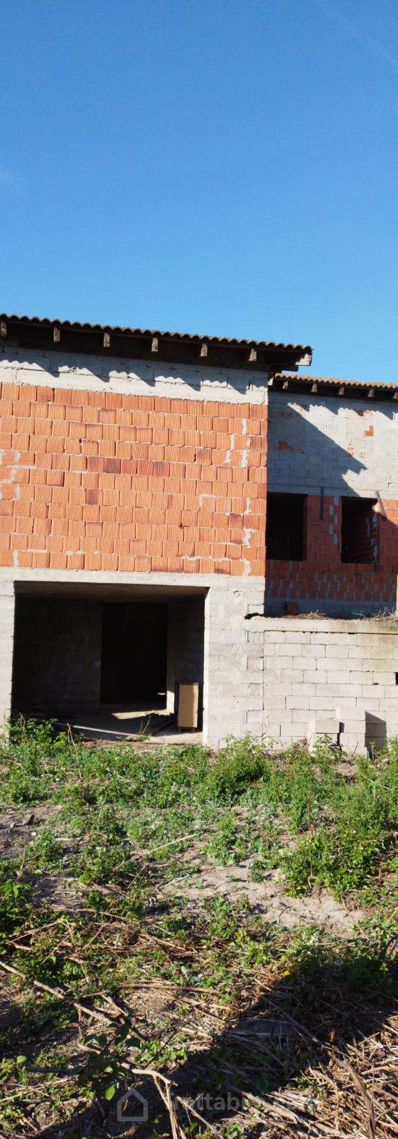 Terreno con fabbricato al grezzo