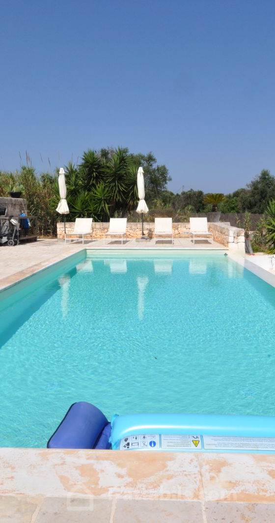Villa con piscina con vista mare