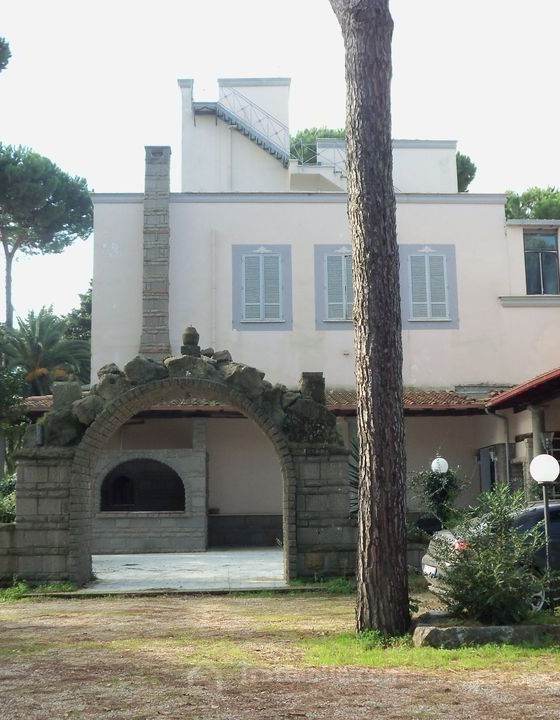 LOCALE COMMERCIALE LANUVIO 425mq ex Ristorante Piano Terra e Interrato